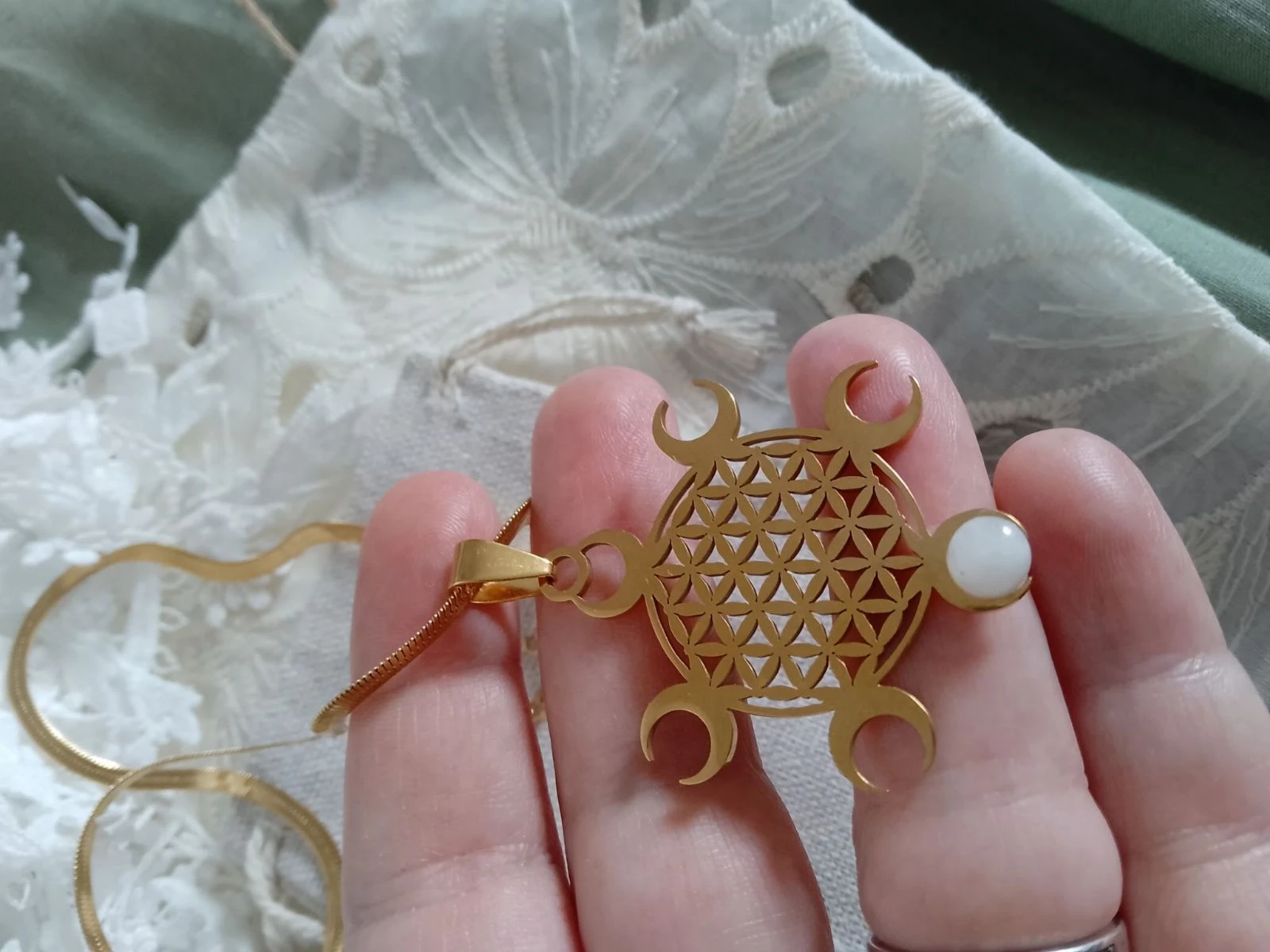 Gouden Flower of Life halsketting met natuurlijke witte maansteen  – photo 4